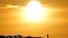 Hoàng hôn chói chang trên bờ biển ở Calais, Pháp. (Ảnh: Reuters/TTXVN)