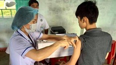 Tiêm vaccine phòng bệnh bạch hầu cho người dân. Ảnh: BYT