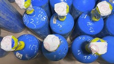 Thu giữ hàng chục bình khí N2O đang tập kết trái phép, chuẩn bị vận chuyển đi tiêu thụ. Ảnh tư liệu (minh họa): Lê Phú/Báo Tin Tức