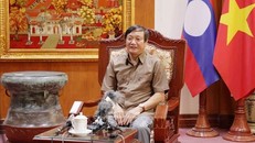 Ông Nguyễn Bá Hùng, Đại sứ Việt Nam tại Lào trả lời phóng viên báo chí nhân dịp kỷ niệm 70 năm Chiến thắng Điện Biên Phủ. Ảnh: Đỗ Bá Thành/PV TTXVN tại Lào