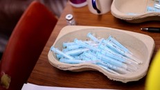 Các ống tiêm chứa các liều vaccine tăng cường COVID-19 được nhìn thấy trong bối cảnh đại dịch bệnh do virus corona gây ra, tại Trung tâm Cộng đồng Smallthorne ở Stoke-on-Trent, Anh, ngày 15/12/2021. Ảnh: Reuters