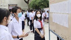 Các thí sinh kiểm tra, rà soát lại tên và số báo danh dự thi tại điểm thi trường Trung học phổ thông Bùi Thị Xuân (Quận 1, Thành phố Hồ Chí Minh). Ảnh tư liệu: Hồng Giang/TTXVN