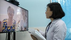 Bác sỹ của Trạm Y tế phường 16, quận Gò Vấp, TP Hồ Chí Minh khám bệnh từ xa cho bệnh nhân. Ảnh tư liệu: Đinh Hằng/TTXVN
