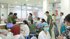 Cơ quan chức năng điều tra vụ công nhân Công ty TNHH Shinwon bị ngộ độc sau bữa ăn trưa, tại Bệnh viện Hữu Nghị Lạc Việt, thành phố Vĩnh Yên. Ảnh: Hoàng Hùng/TTXVN