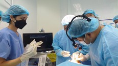 Bác sĩ phẫu thuật lấy các sợi chỉ bị nhiễm khuẩn cho bệnh nhân. Ảnh: BV