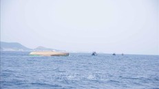 Hiện trường vụ chìm sà lan cách đảo Lý Sơn 4 hải lý. Ảnh: TTXVN phát