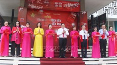 Các đại biểu thực hiện nghi thức cắt băng khai mạc Triển lãm.