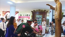 Các đại biểu dâng hoa lên Chủ tịch Hồ Chí Minh.