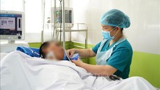 Người bệnh đang được theo dõi, điều trị tích cực tại Bệnh viện Chợ Rẫy Thành phố Hồ Chí Minh. Ảnh: TTXVN phát