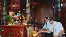 Đại biểu dâng hương tại Lễ hội. Ảnh: TTXVN phát