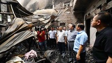 Phó Thủ tướng Trần Hồng Hà và Chủ tịch Ủy ban nhân dân thành phố Hà Nội Trần Sỹ Thanh đến hiện trường sáng 24/5. Ảnh: Phạm Kiên/TTXVN