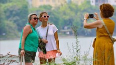 Hồ Hoàn Kiếm là điểm thu hút du khách quốc tế khi đến với Thủ đô Hà Nội. Ảnh: Thanh Tùng/TTXVN