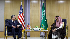 Ngoại trưởng Saudi Arabia Faisal bin Farhan (phải) trong cuộc gặp Ngoại trưởng Mỹ Antony Blinken tại Riyadh ngày 29/4/2024. Ảnh: AFP/TTXVN