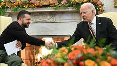 Tổng thống Mỹ Joe Biden (phải) và Tổng thống Ukraine Volodymyr Zelensky trong cuộc gặp tại Nhà Trắng ngày 12/12/2023. Ảnh: AFP/TTXVN