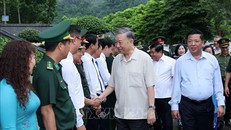 Chủ tịch nước Tô Lâm với các đại biểu tại Khu Di tích Quốc gia đặc biệt Pác Bó. Ảnh: Nhan Sáng/TTXVN