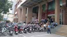 Có hiện tượng thuê người xếp hàng mua gom vàng miếng nhằm đẩy giá.