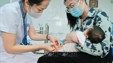Tiêm vaccine là biện pháp phòng bệnh hữu hiệu cho trẻ. Ảnh: TTXVN
