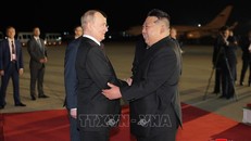Nhà lãnh đạo Triều Tiên Kim Jong-un (phải) và Tổng thống Nga Vladimir Putin tại lễ đón ở Bình Nhưỡng ngày 19/6/2024. Ảnh: Yonhap/TTXVN