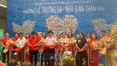 Các đại biểu thực hiện nghi thức cắt băng khai mạc Triển lãm.