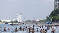 Người dân tắm giải nhiệt trong ngày nắng nóng tại hồ Michigan, Chicago, Mỹ, ngày 17/6/2024. Ảnh: THX/TTXVN