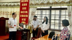 Đồng chí Dương Xuân Huyên, Phó Chủ tịch UBND tỉnh, Trưởng Ban Chỉ đạo cấp tỉnh, Trưởng đoàn kiểm tra số 1 của BCĐ cấp tỉnh Kỳ thi tốt nghiệp Trung học phổ thông năm 2024 cùng các thành viên là lãnh đạo các Sở, ngành liên quan kiểm tra công tác chuẩn bị tổ chức Kỳ thi tốt nghiệp Trung học phổ thông năm 2024. Ảnh: langson.edu.vn