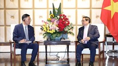 Thủ tướng Phạm Minh Chính tiếp ông Tôn Vinh Khôn, Chủ tịch Công ty Đầu máy toa xe Đại Liên. Ảnh: Dương Giang/TTXVN