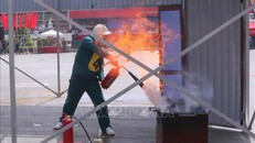 Phần thi thực hành dập lửa, cứu người trong đám cháy. Ảnh minh họa: Minh Thu/TTXVN