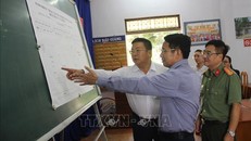 Đoàn kiểm tra xem sơ đồ điểm thi tại Trường THPT Lý Tự Trọng, thành phố Nha Trang. Ảnh: Phan Sáu/TTXVN