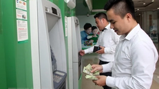 Mức lương cơ sở từ 1,8 triệu đồng/tháng lên 2,34 triệu đồng/tháng (tăng 30%) từ ngày 1/7. (Ảnh: TTXVN)