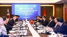 Thủ tướng Phạm Minh Chính tọa đàm với các chuyên gia, nhà khoa học Hàn Quốc trong lĩnh vực bán dẫn và trí tuệ nhân tạo. Ảnh: Dương Giang/TTXVN