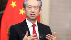 Đại sứ Trung Quốc tại Việt Nam Hùng Ba trả lời phỏng vấn các cơ quan thông tấn, báo chí. Ảnh: Phạm Kiên/TTXVN