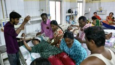 Người dân nhập viện điều trị do sốc nhiệt tại New Delhi, Ấn Độ, ngày 30/5/2024. Ảnh: AFP/TTXVN