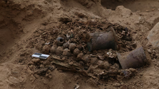 Đồ trang sức như dây chuyền, hoa tai và vòng tay được chôn cùng. Ảnh: Reuters