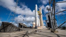 Tên lửa Ariane 6 được đặt vào bệ phóng tại sân bay vũ trụ châu Âu ở Kourou, Guiana (Pháp), ngày 22/6/2023. Ảnh minh họa: AFP/TTXVN