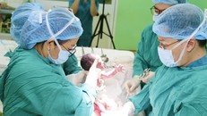 Bé trai sinh non nặng 2700g cất tiếng khóc chào đời khoẻ mạnh sau khi được can thiệp thông tim từ trong bụng mẹ. Ảnh: BV