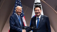 Tổng thống Mỹ Joe Biden (trái) và Tổng thống Hàn Quốc Yoon Suk Yeol tại cuộc gặp bên lề Hội nghị thượng đỉnh NATO ở Washington, Mỹ ngày 11/7/2024. Ảnh: Yonhap/TTXVN