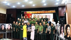 Ban tổ chức trao tặng di ảnh màu 10 nữ Anh hùng liệt sỹ dân quân Lam Hạ cho Bảo tàng Phụ nữ Việt Nam.