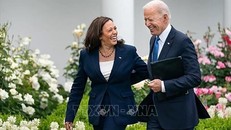 Phó Tổng thống Kamala Harris (trái) ca ngợi Tổng thống Joe Biden (phải) đã đưa ra quyết định “mang tinh thần yêu nước”, đồng thời tuyên bố sẽ giành được đề cử của đảng Dân chủ và đánh bại ông Trump trong cuộc bầu cử sắp tới. Ảnh: White House/TTXVN