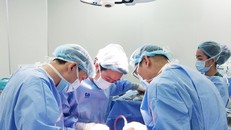 Các bác sĩ phẫu thuật lấy khối u trong bụng bệnh nhân T. Ảnh: BVCC