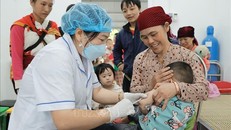 Tiêm vaccine cho trẻ là cách phòng bệnh hữu hiệu nhất. Ảnh: TTXVN