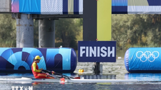 Vận động viên Phạm Thị Huệ tại vòng tứ kết nội dung thuyền đơn nữ hạng nặng môn Rowing tại Olympic Paris 2024. (Ảnh: Hoàng Linh/TTXVN)