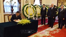 Tổng Bí thư, Chủ tịch Trung Quốc Tập Cận Bình ghi sổ tang tại Lễ viếng Tổng Bí thư Nguyễn Phú Trọng. Ảnh: Thành Dương/PV TTXVN tại Trung Quốc