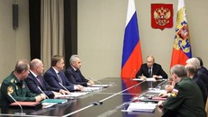 Ông Dyumin, ngồi thứ hai từ trên xuống bên phải Tổng thống Vladimir Putin, tham dự buổi họp lãnh đạo cấp cao của Nga về tình hình Kursk. Ảnh: FSO