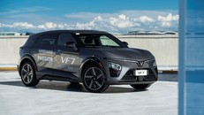 Tháng Ngâu, khách Việt vẫn “rần rần” chốt cọc VinFast VF 7 để hưởng ưu đãi chồng ưu đãi