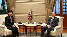 Tổng Lãnh sự Lê Đức Hạnh (trái) và Trưởng Đặc khu hành chính Macau Hạ Nhất Thành tại buổi tiếp. Ảnh: TTXVN phát