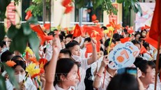 Niềm vui của học sinh trường THCS Nguyễn Công Trứ (quận Ba Đình, Hà Nội) trong ngày khai giảng năm học mới. Ảnh tư liệu: Tuấn Anh/TTXVN