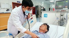 Ông N.V.T tiếp tục được theo dõi, điều trị tại Bệnh viện. Ảnh: TTXVN phát