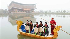 Liền anh, liền chị hát Quan họ giao lưu với khán giả trên thuyền. Ảnh tư liệu: Đoàn Công Vũ/TTXVN