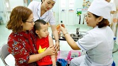 Nhân viên y tế tiêm bổ sung vaccine phòng sởi cho trẻ 1 - 5 tuổi tại quận Cầu Giấy (Hà Nội). Ảnh tư liệu: Dương Ngọc/TTXVN
