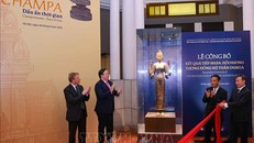 Đại biểu thực hiện nghi thức công bố, tiếp nhận hồi hương tượng đồng Nữ thần Durga. Ảnh: Thanh Tùng/TTXVN